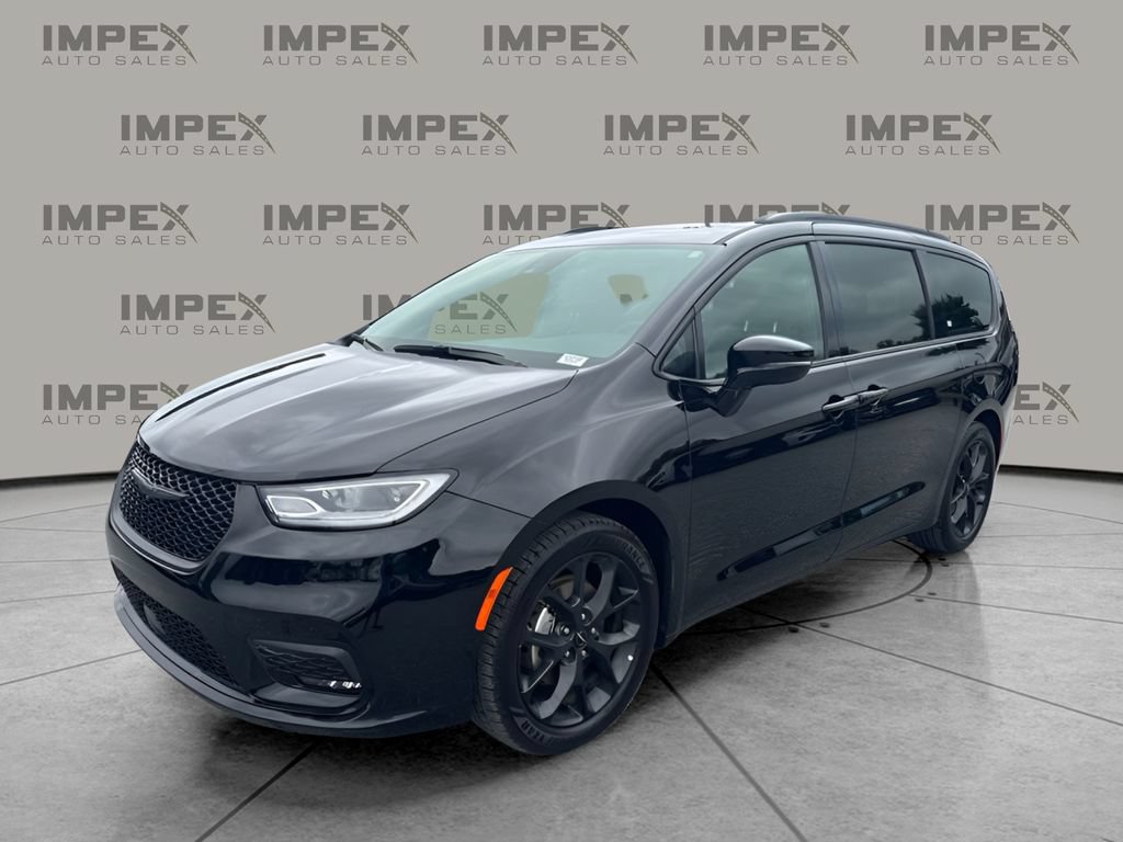 Used 2025 Chrysler Pacifica Limited FWD image 1