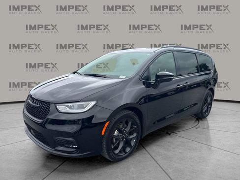 Used 2025 Chrysler Pacifica Limited FWD image 1