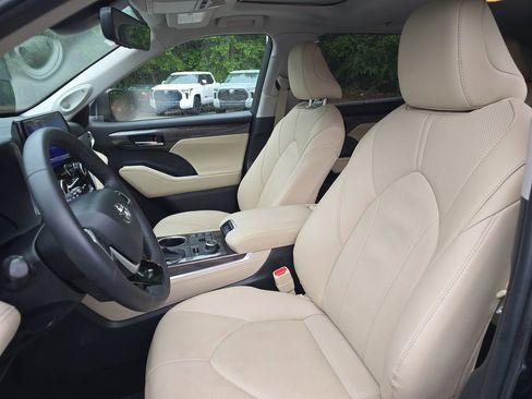 Used 2024 Toyota Highlander Limited AWD/4WD image 17