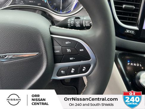 Used 2023 Chrysler Pacifica Touring-L FWD image 21