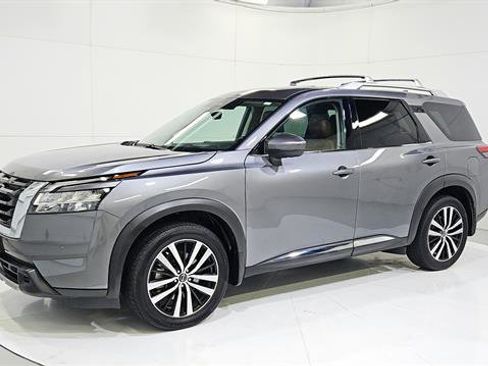 Certified 2024 Nissan Pathfinder Platinum w/ Cargo Package FWD image 3