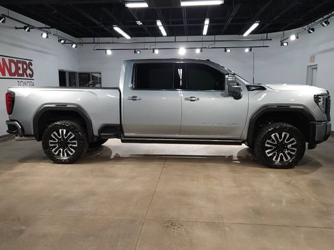 Used 2025 GMC Sierra 2500 Denali Ultimate AWD/4WD image 8