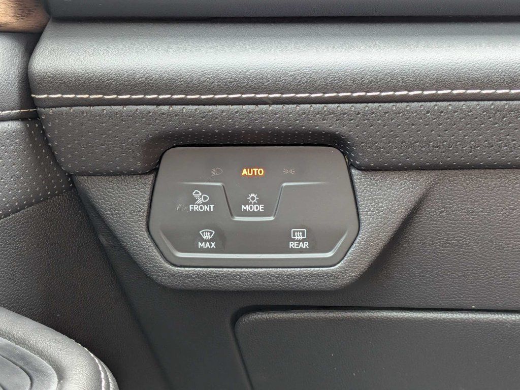 Used 2025 Volkswagen Atlas SE FWD image 21