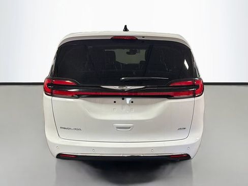 New 2026 Chrysler Pacifica Select image 7