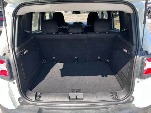 Used 2015 Jeep Renegade Latitude FWD image 11
