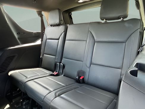 Used 2021 Chevrolet Tahoe Z71 w/ Luxury Package AWD/4WD image 8