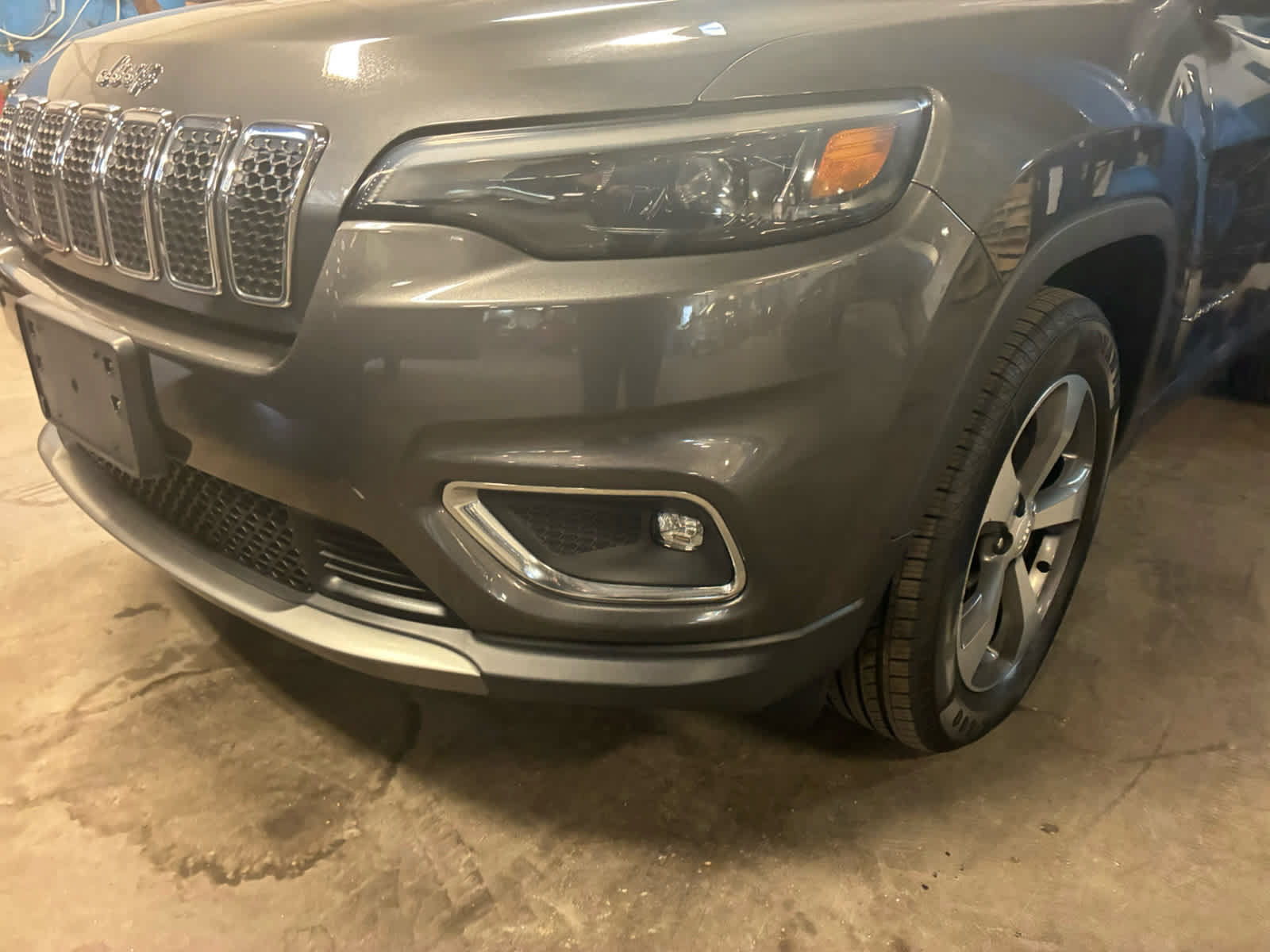 Used 2019 Jeep Cherokee Limited AWD/4WD image 3