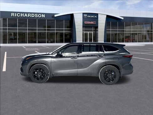 Used 2022 Toyota Highlander L image 2