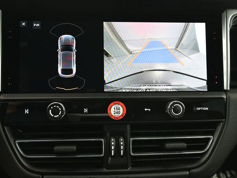 Certified 2025 Porsche Macan image 8