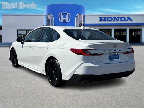 Used 2025 Toyota Camry SE image 4