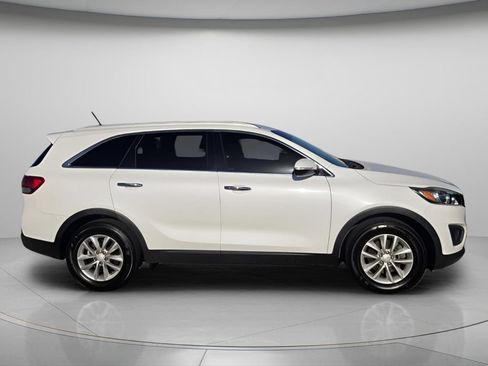 Used 2017 Kia Sorento FWD image 3