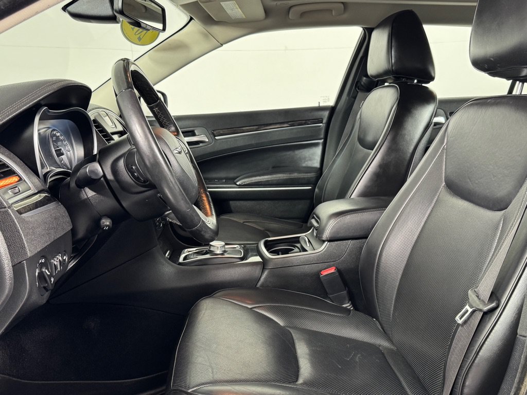 Used 2019 Chrysler 300 Limited AWD/4WD image 32