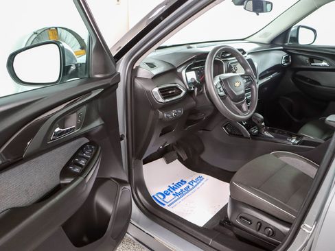 Used 2023 Chevrolet TrailBlazer LT FWD image 3