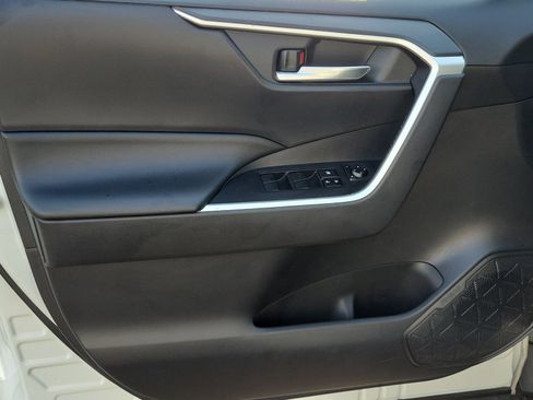 Used 2019 Toyota RAV4 XLE FWD image 13