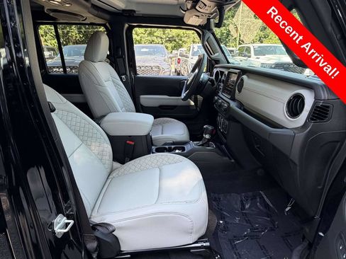 Used 2023 Jeep Wrangler Unlimited Sahara AWD/4WD image 9