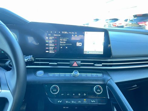 Used 2025 Hyundai Elantra Limited image 18