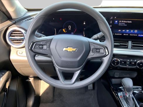 Used 2025 Chevrolet Trax LT FWD image 6