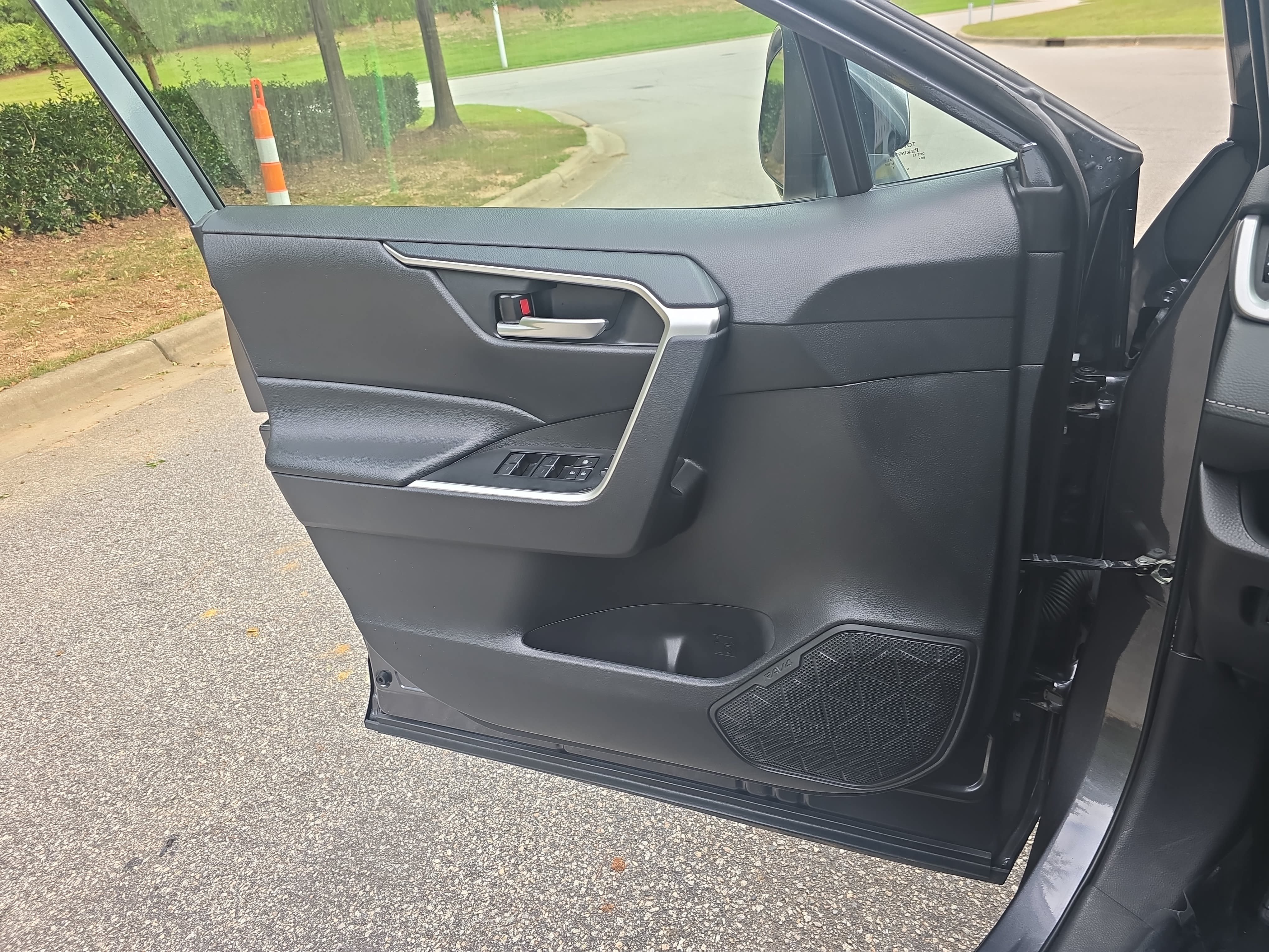 Used 2025 Toyota RAV4 XLE FWD image 24