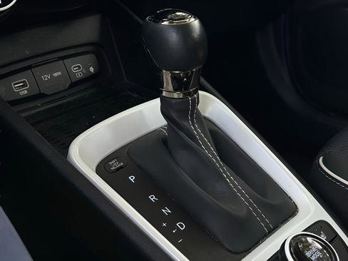 Used 2024 Hyundai Venue Limited FWD image 33
