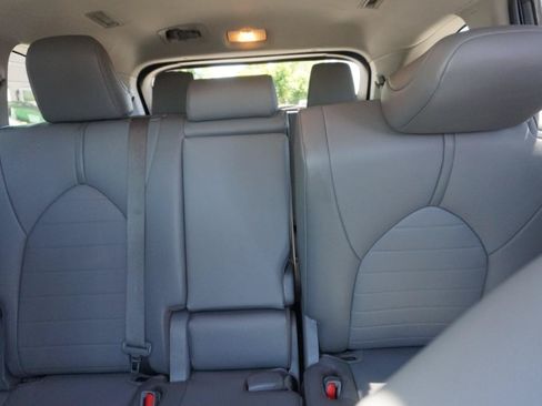 Used 2021 Toyota Highlander XLE AWD/4WD image 35
