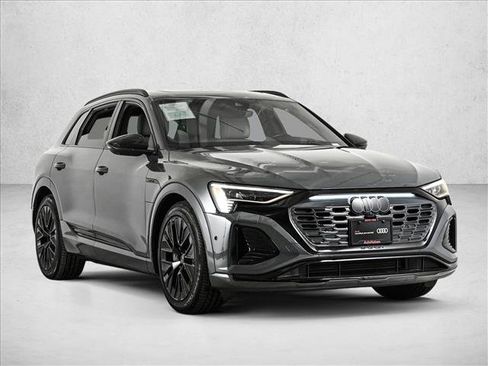 Certified 2024 Audi Q8 e-tron Prestige image 3