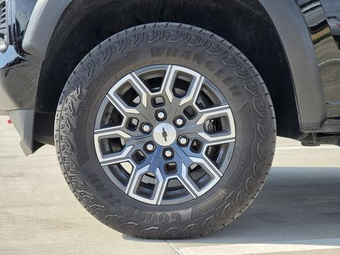 Used 2024 Chevrolet Colorado Z71 w/ Z71 Convenience Package 2 AWD/4WD image 8