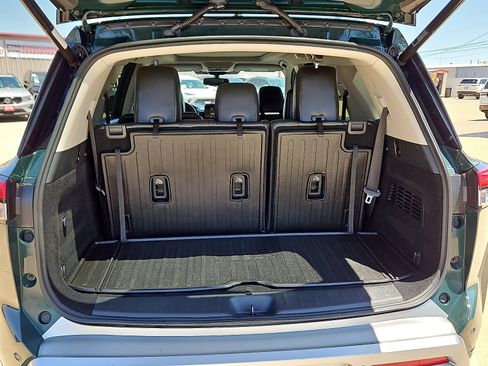 Used 2022 Nissan Pathfinder Platinum w/ Cargo Package FWD image 8