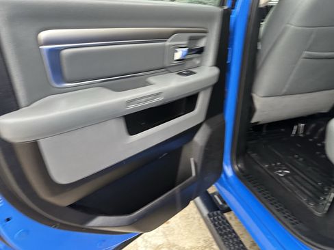 Used 2018 RAM 1500 SLT AWD/4WD image 11