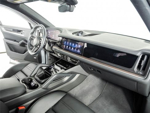 Certified 2026 Porsche Cayenne S AWD/4WD image 25