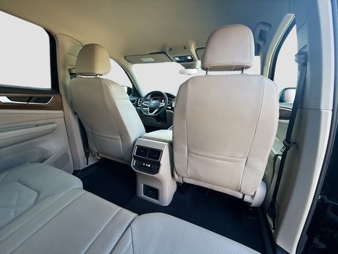 Used 2024 Volkswagen Atlas SE image 30