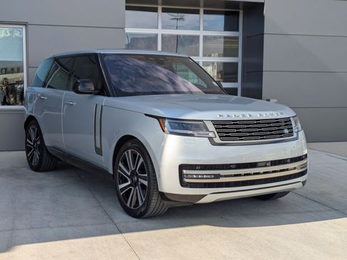 Certified 2023 Land Rover Range Rover SE image 3
