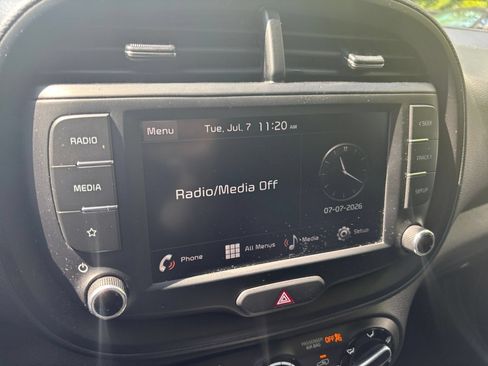 Used 2025 Kia Soul LX w/ LX Technology Package FWD image 17