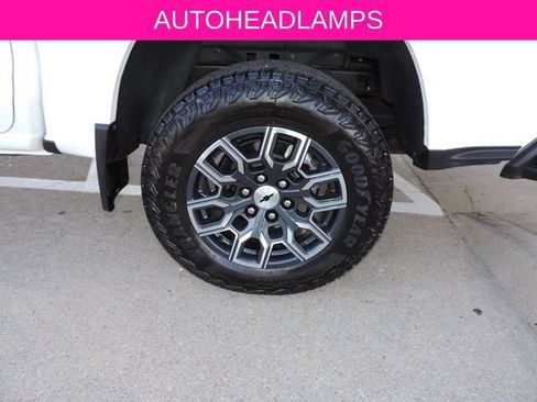 Used 2025 Chevrolet Colorado Z71 w/ Technology Package AWD/4WD image 11