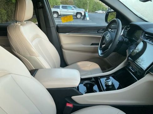 Used 2023 Jeep Grand Cherokee Limited image 5