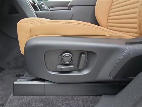 New 2025 Land Rover Discovery Dynamic SE image 30