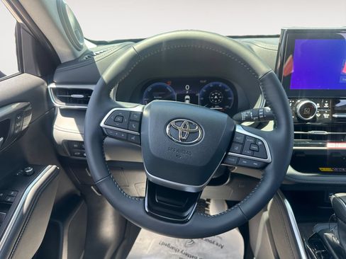 Certified 2026 Toyota Highlander Platinum AWD/4WD image 12