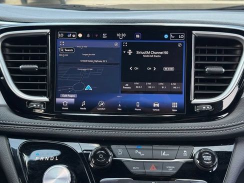Used 2025 Chrysler Pacifica Limited FWD image 3
