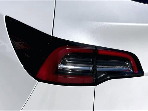Used 2022 Tesla Model Y Long Range image 28