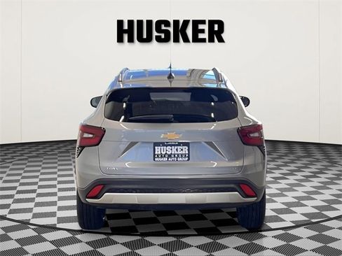 Used 2025 Chevrolet Trax LT w/ LT Convenience Package image 6
