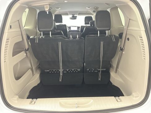 Used 2024 Chrysler Pacifica Touring-L image 28