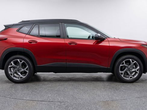 Used 2025 Chevrolet Trax LT w/ LT Convenience Package FWD image 11