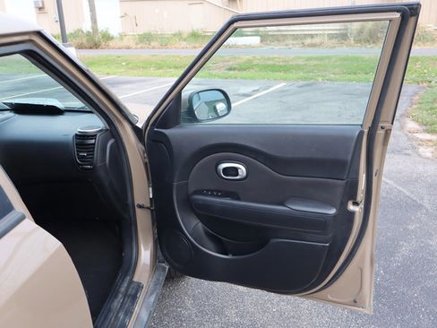 Used 2015 Kia Soul + image 18
