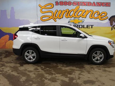 Used 2024 GMC Terrain SLE FWD image 1
