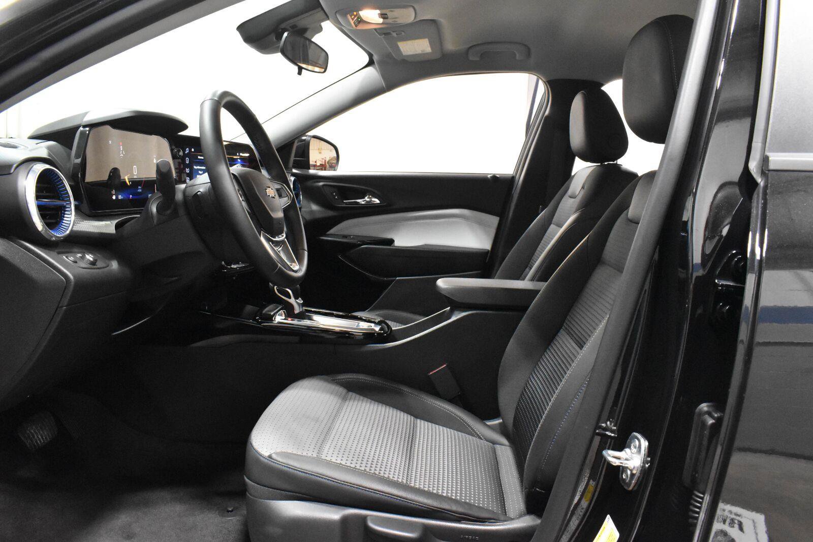 Used 2024 Chevrolet Trax LT w/ Driver Confidence Package FWD image 3