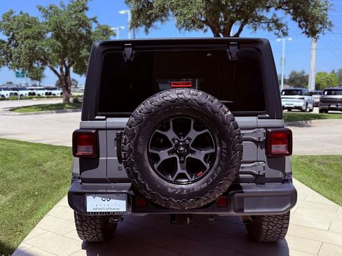 Used 2018 Jeep Wrangler Unlimited Sahara AWD/4WD image 7