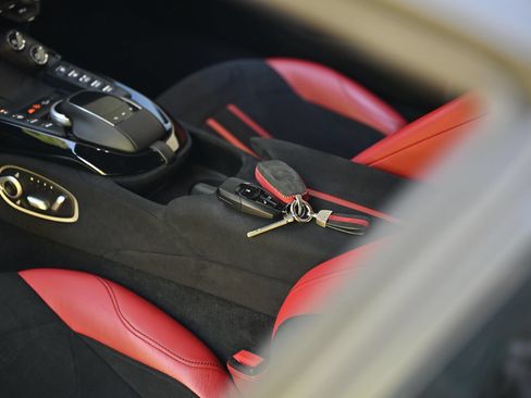 Used 2020 Aston Martin V8 Vantage Coupe RWD image 28
