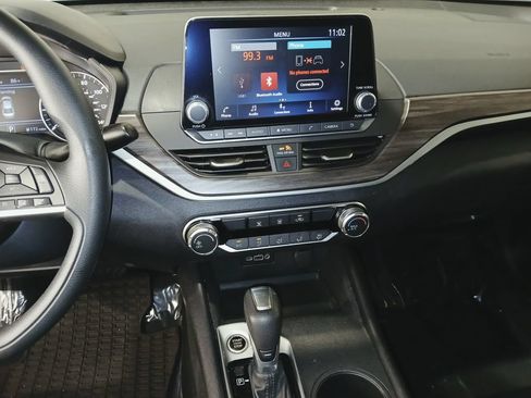 Used 2025 Nissan Altima 2.5 SV FWD image 17