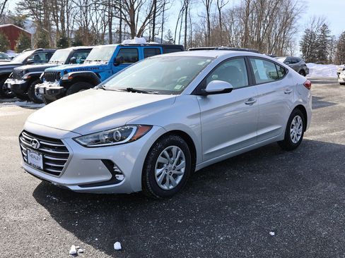 Used 2018 Hyundai Elantra SE image 3
