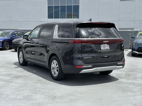 Used 2024 Kia Carnival LX FWD image 4