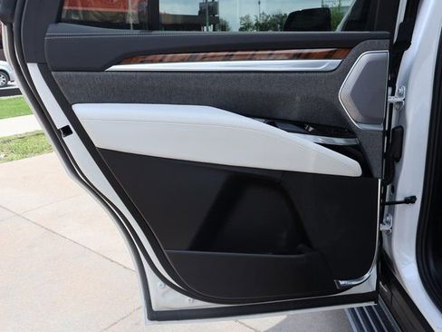 Certified 2025 Cadillac Escalade Premium Luxury Platinum image 26